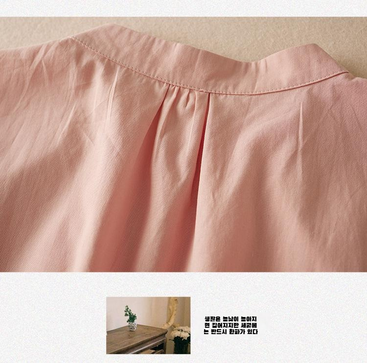 문예 스타일이 돋보이는 블라우스 디테일 사진