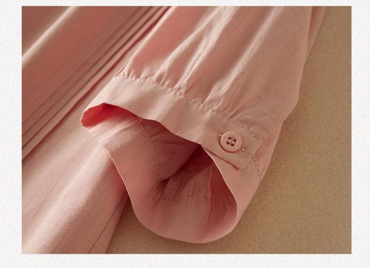 여름철 편안한 착용감의 여성 블라우스 연출샷