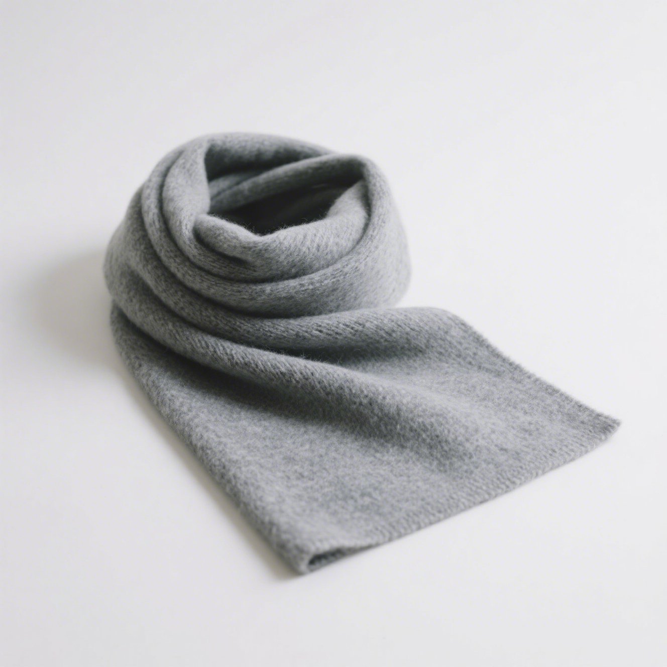 Detail kvalitní šedé šály pro páry
