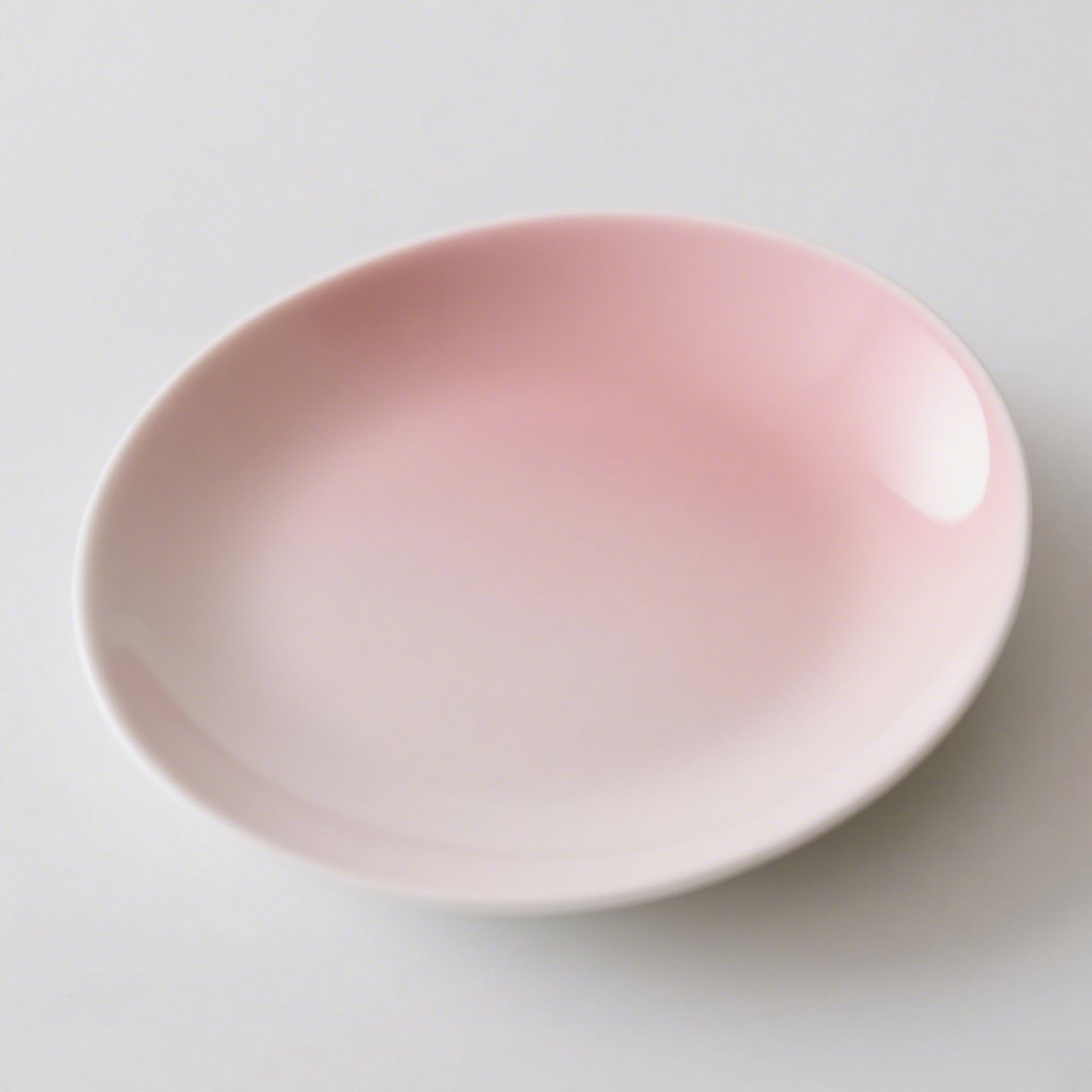 Elegantní růžový talíř na slavnostní tabuli