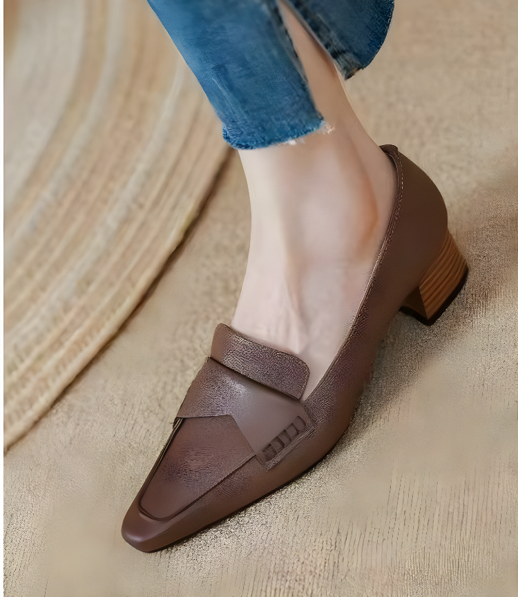 オフィスコーデにぴったりのローファー着用例