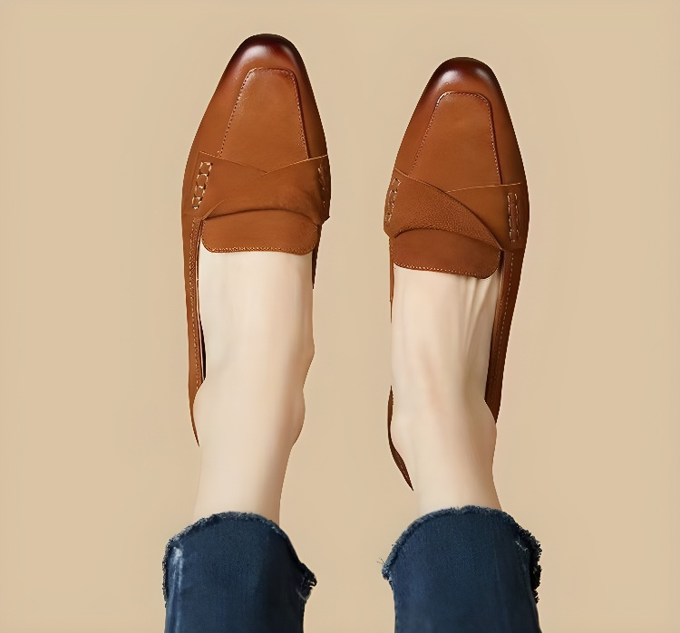 様々なファッションに合わせやすい美脚ローファー