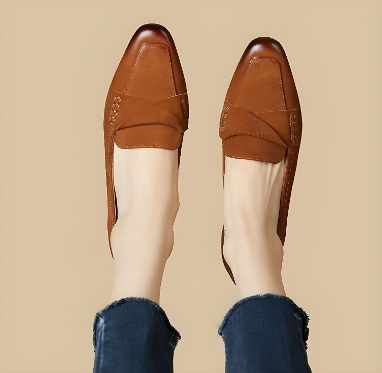 クロスデザインが特徴のレディースローファー