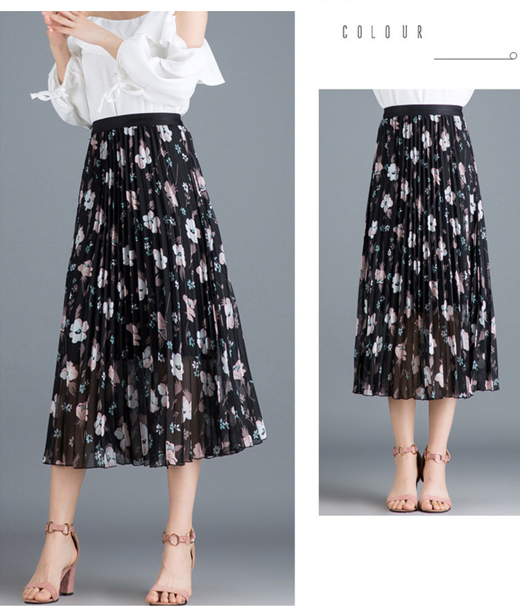 Aラインシルエットの花柄スカート着用例