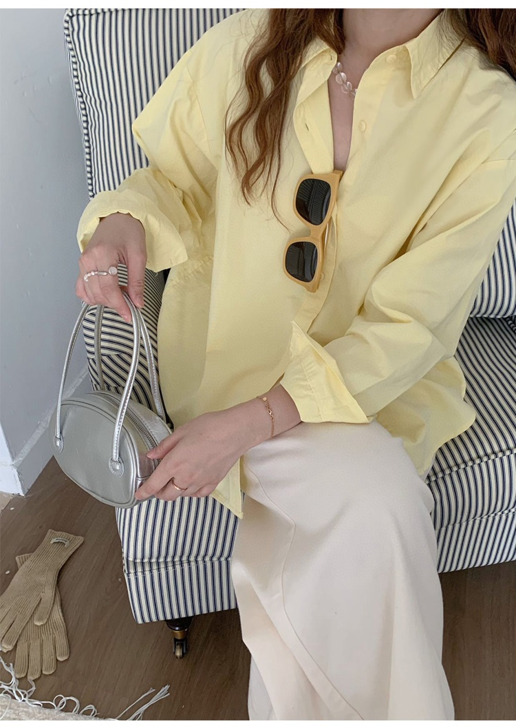 オフィスにも使える上品なレディースシャツ