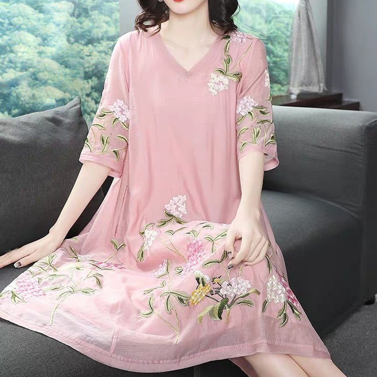 ชุดเดรสปักลายทรงหลวมไซส์ใหญ่