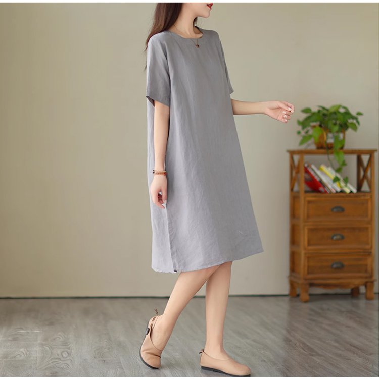 綿麻素材のワンピースを着た女性の横顔