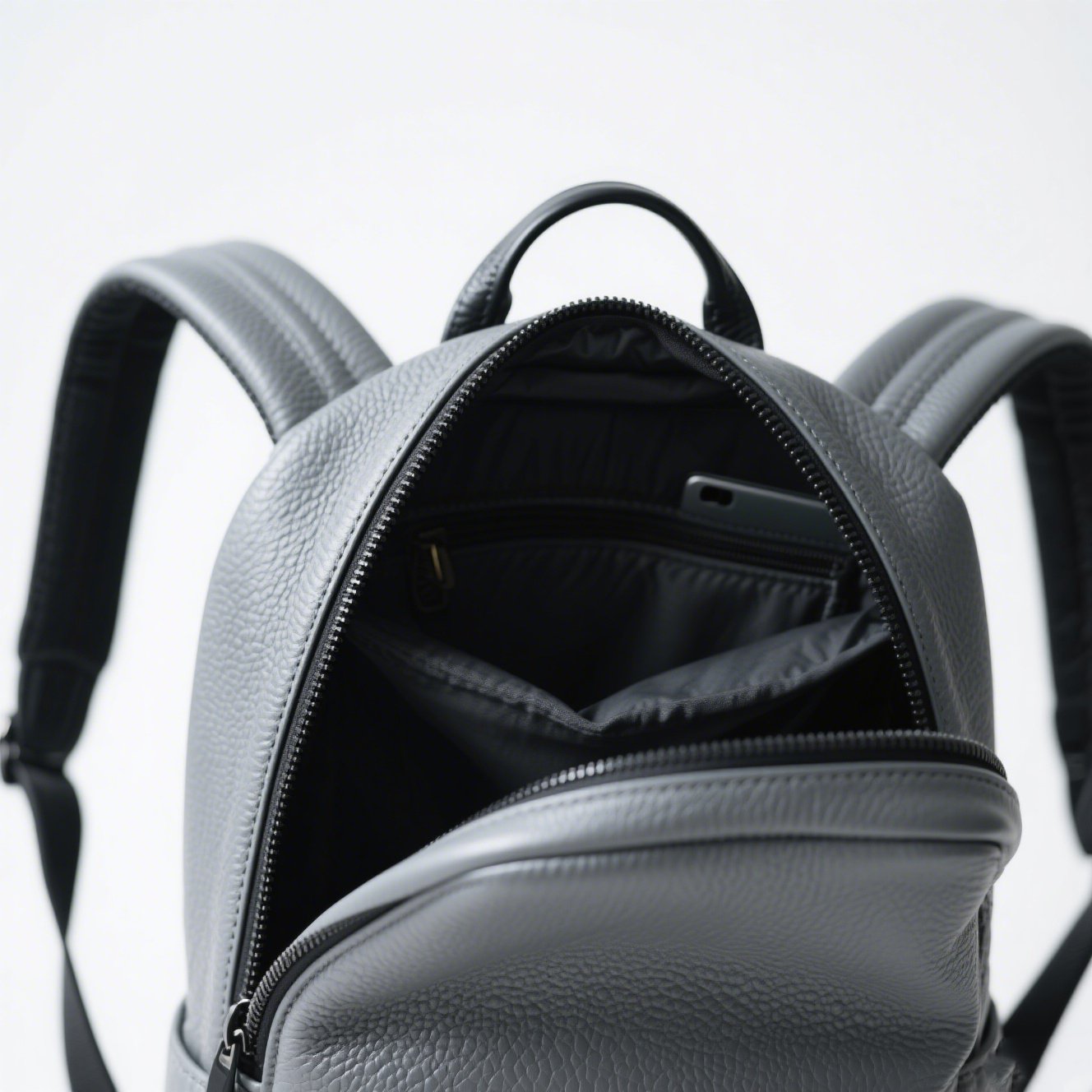 Šedý moderní batoh zepředu