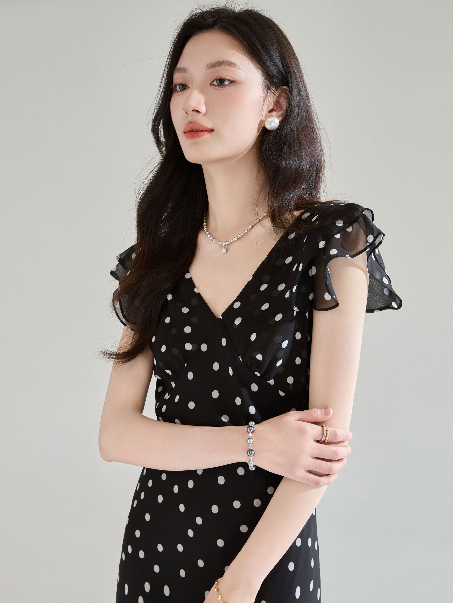 Puntíkaté šaty s volnými rukávy a úzkým pasem