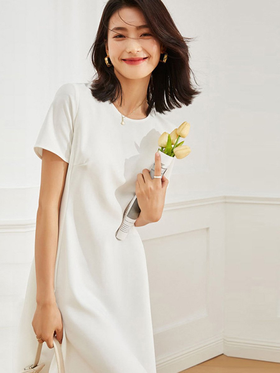 Šaty áčkového střihu střední délky s krátkými rukávy pro úzký střih