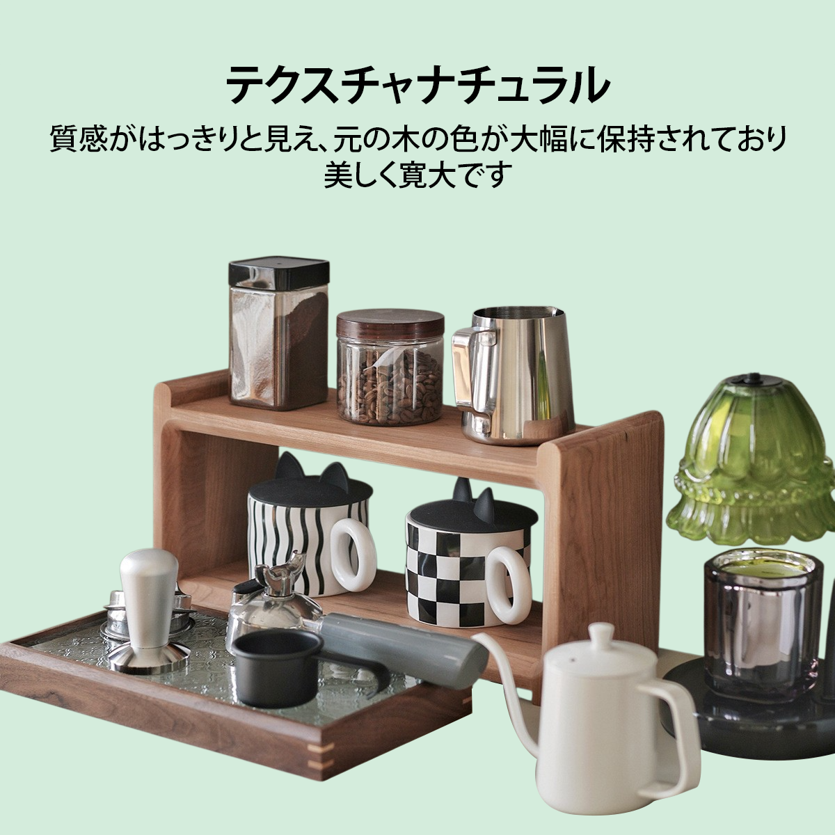 キッチンテーブルのコーヒーカップ