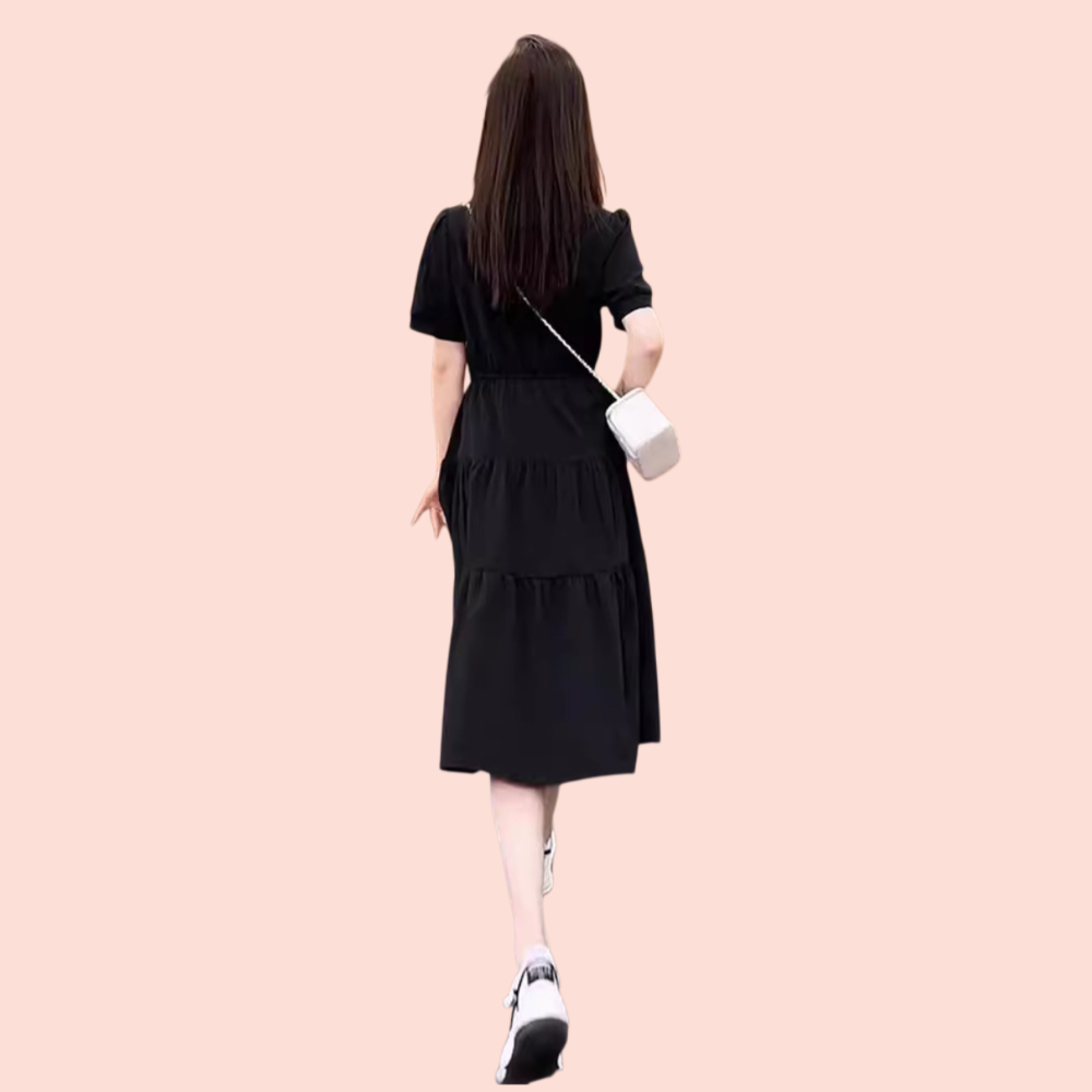 ミディアム丈のウエストを絞ったスリムなカジュアルドレス