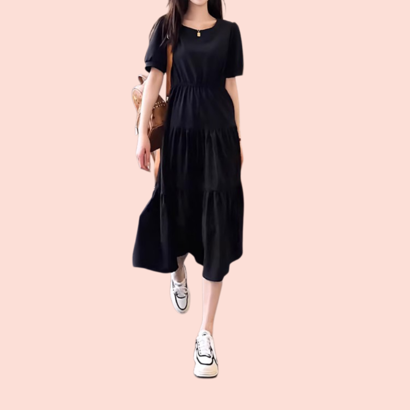 ミディアム丈のウエストを絞ったスリムなカジュアルドレス