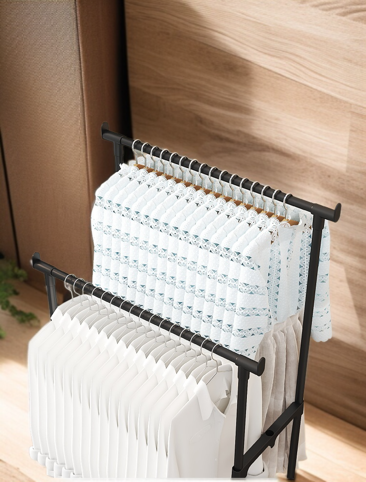 Mobilní věšák s kolečky pro snadné přesouvání