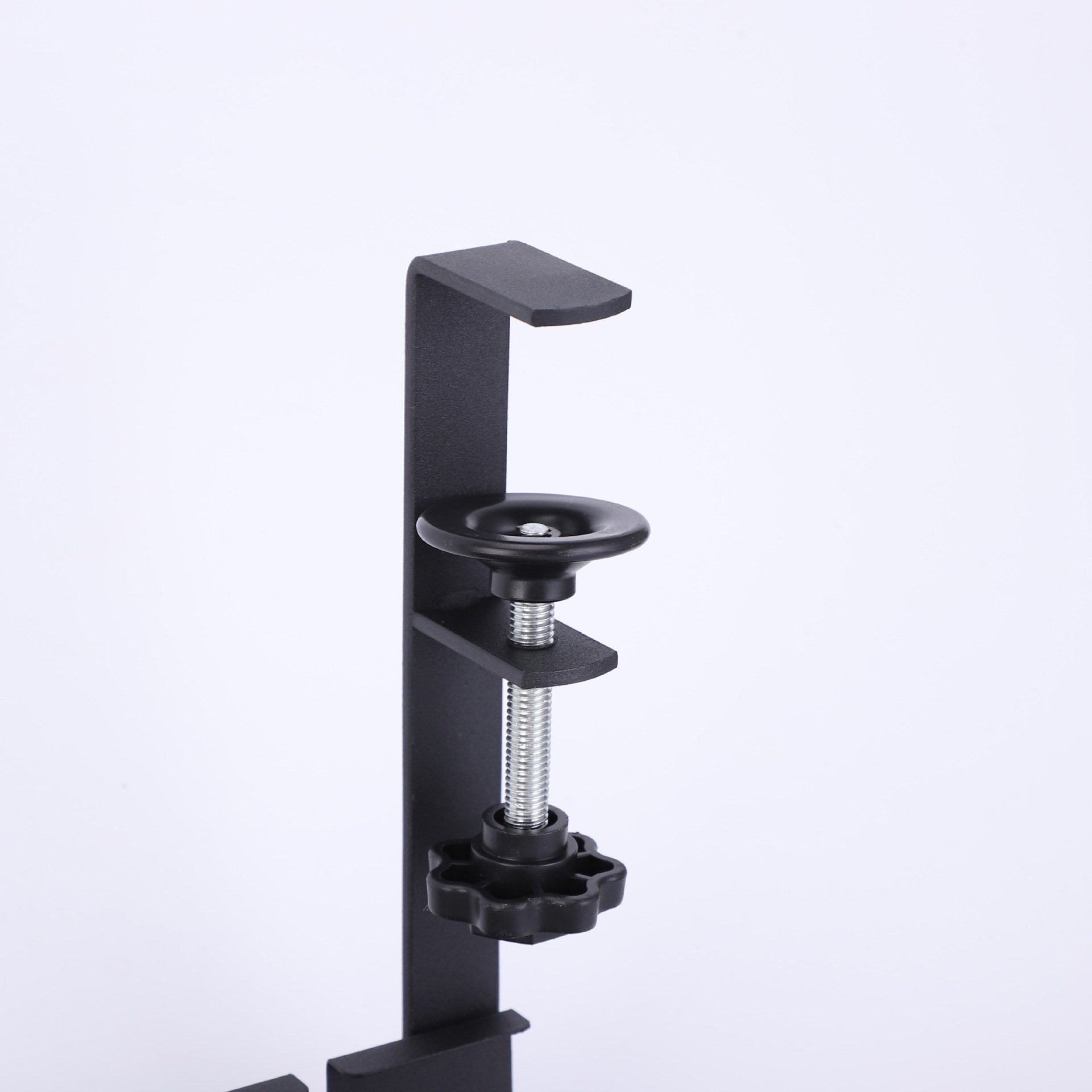 複数の小物を整理できるテーブル下収納フレーム