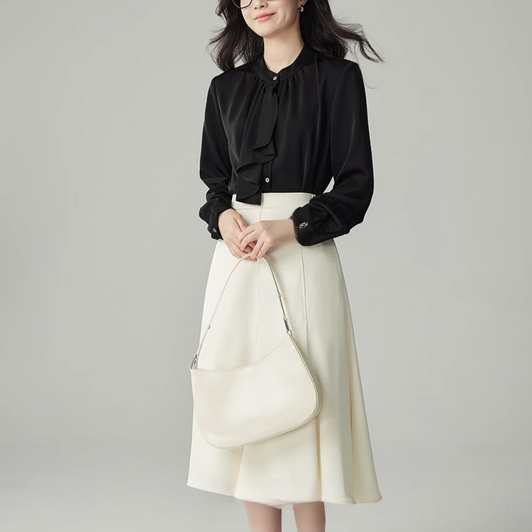 ボウタイ風ブラウス