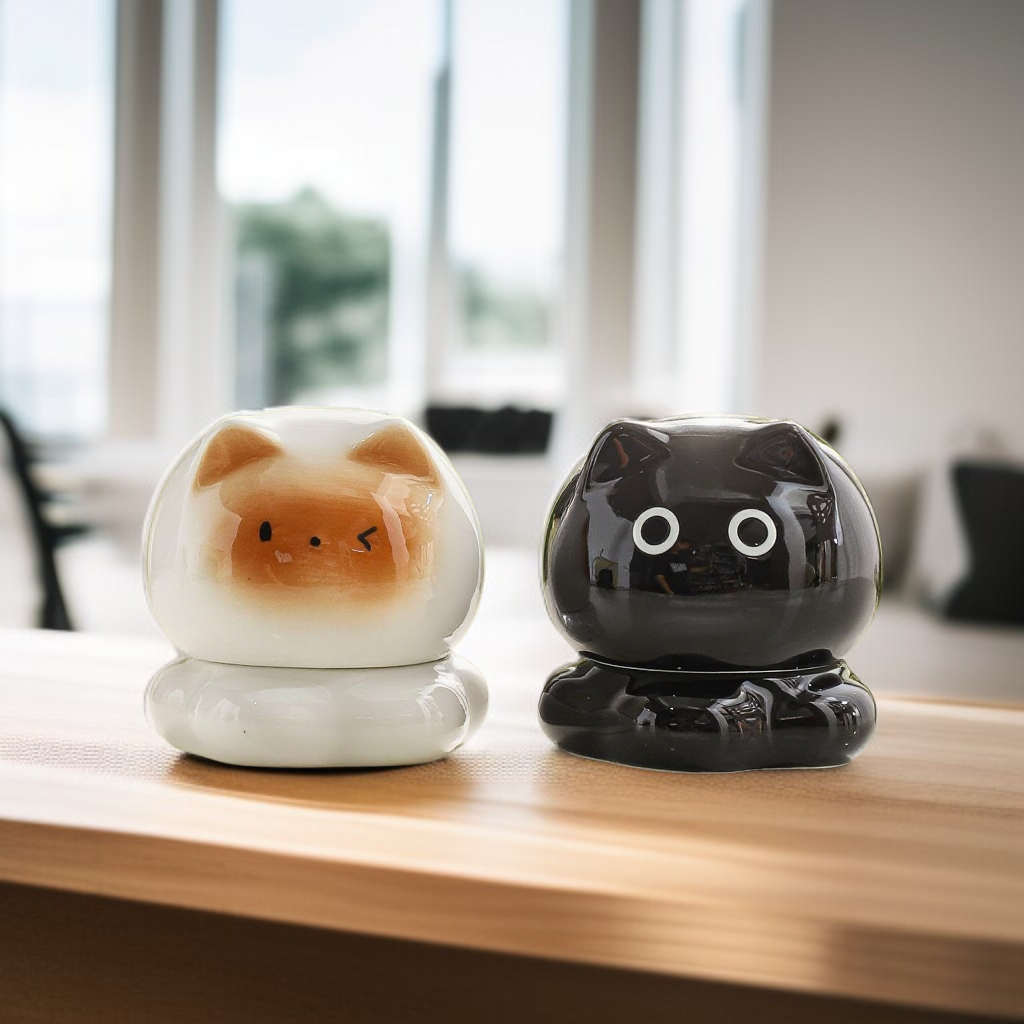 Süße Keramik Zahnstopf auf weißem Hintergrund