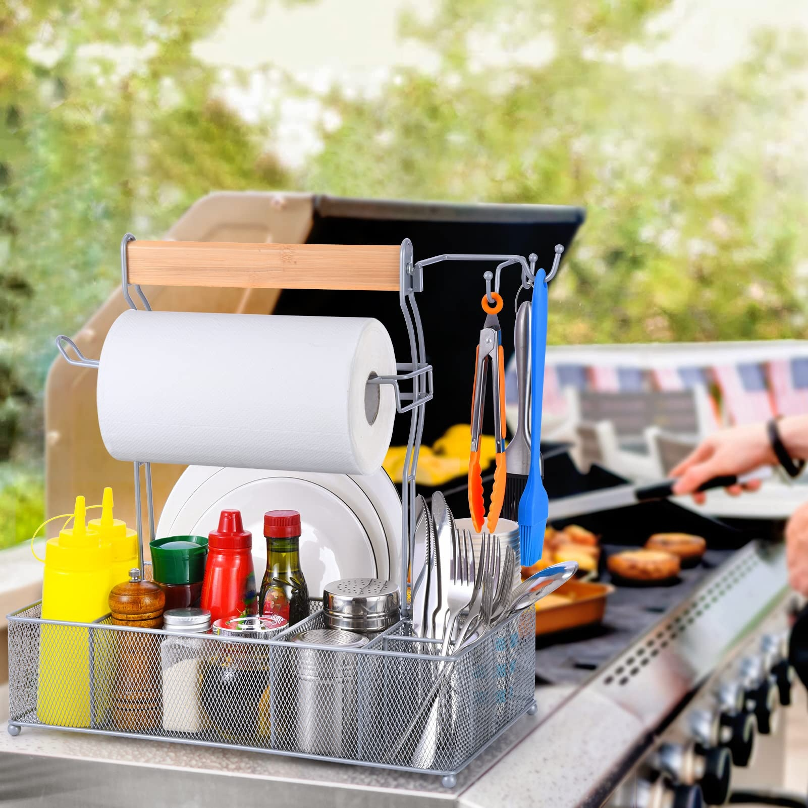 キャンプテーブル上のバーベキューバスケット