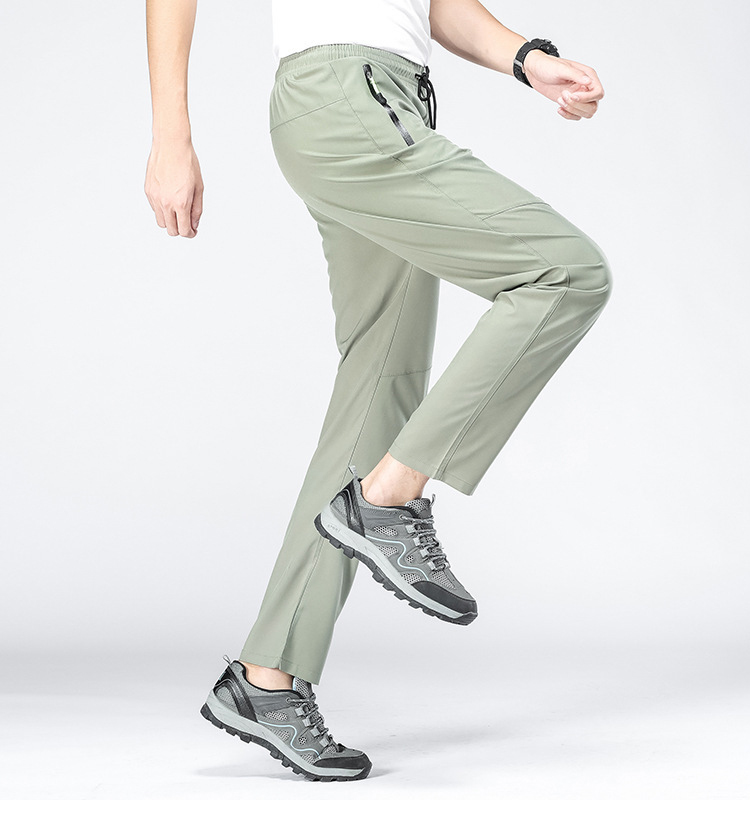 伸縮ゴムウエストで快適なフィット感のパンツ