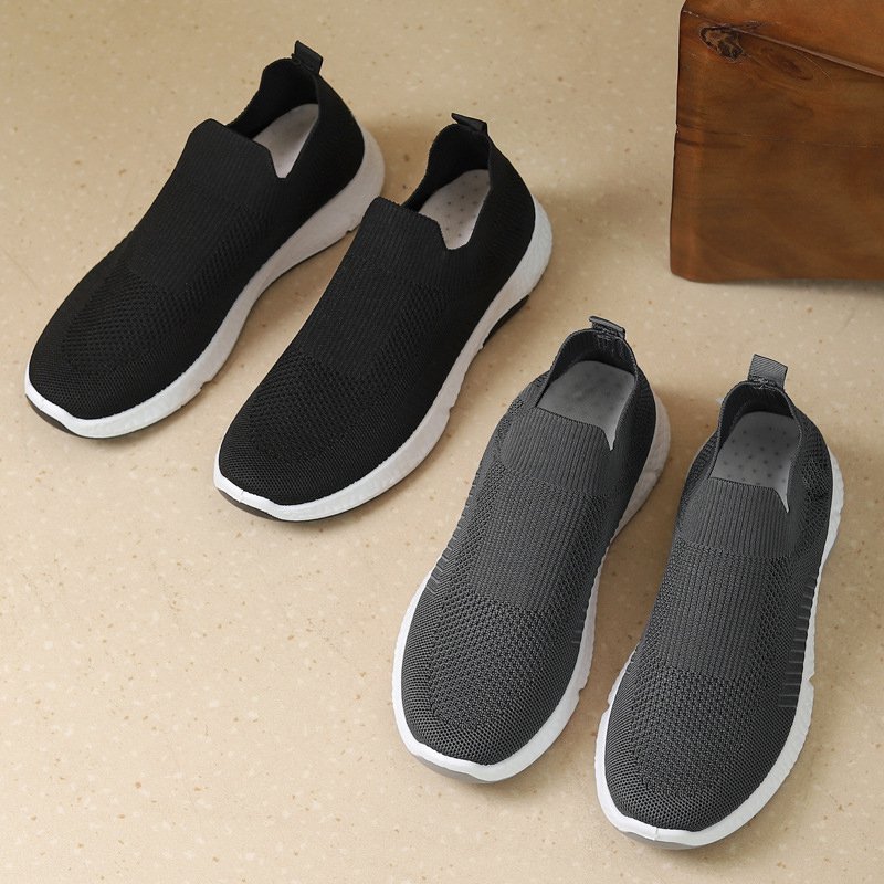 通気性のあるカジュアルスニーカーの男性のキックです