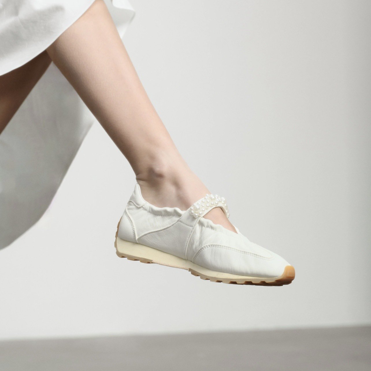 페미닌룩에 어울리는 진주 스트랩 슈즈