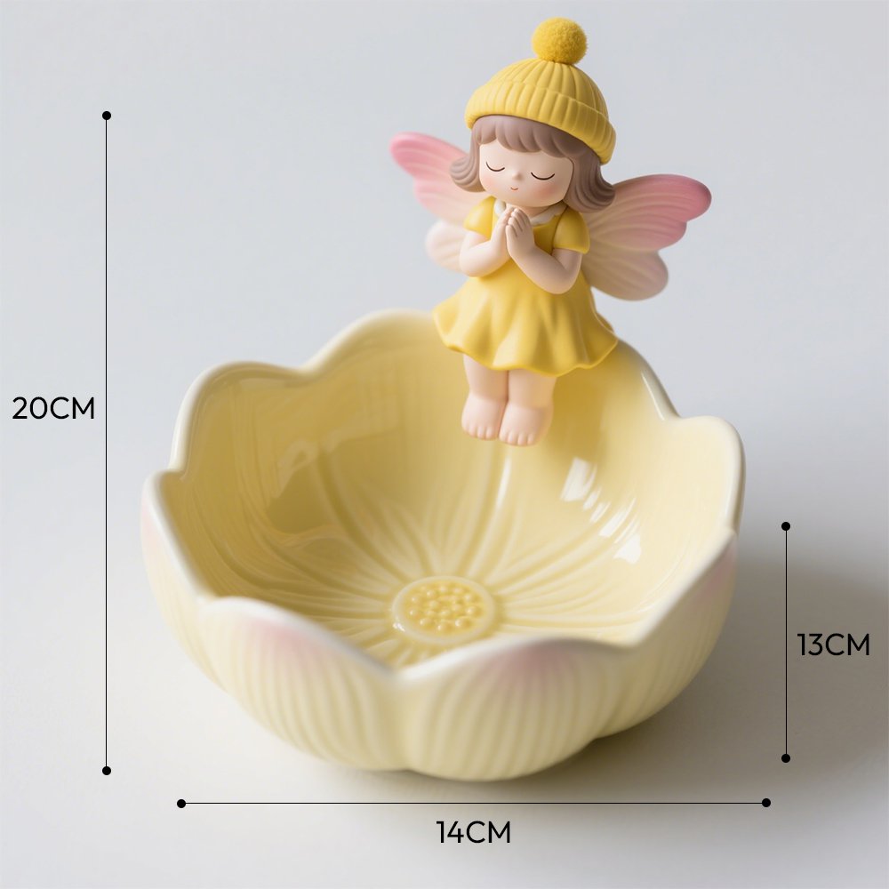 Detailansicht eines Keramik-Elfenornaments für die Haustür