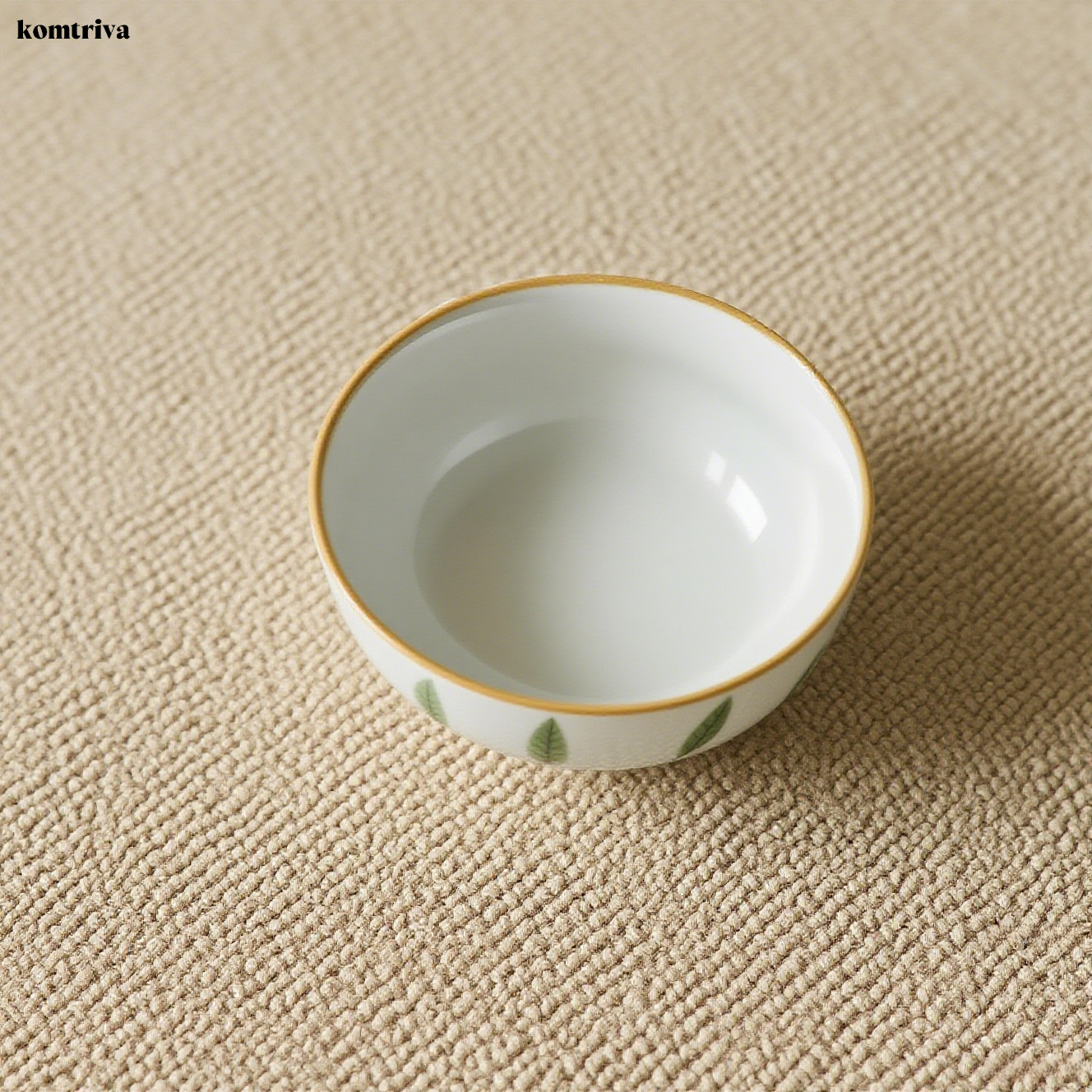 食卓に並べた陶器ボウル
