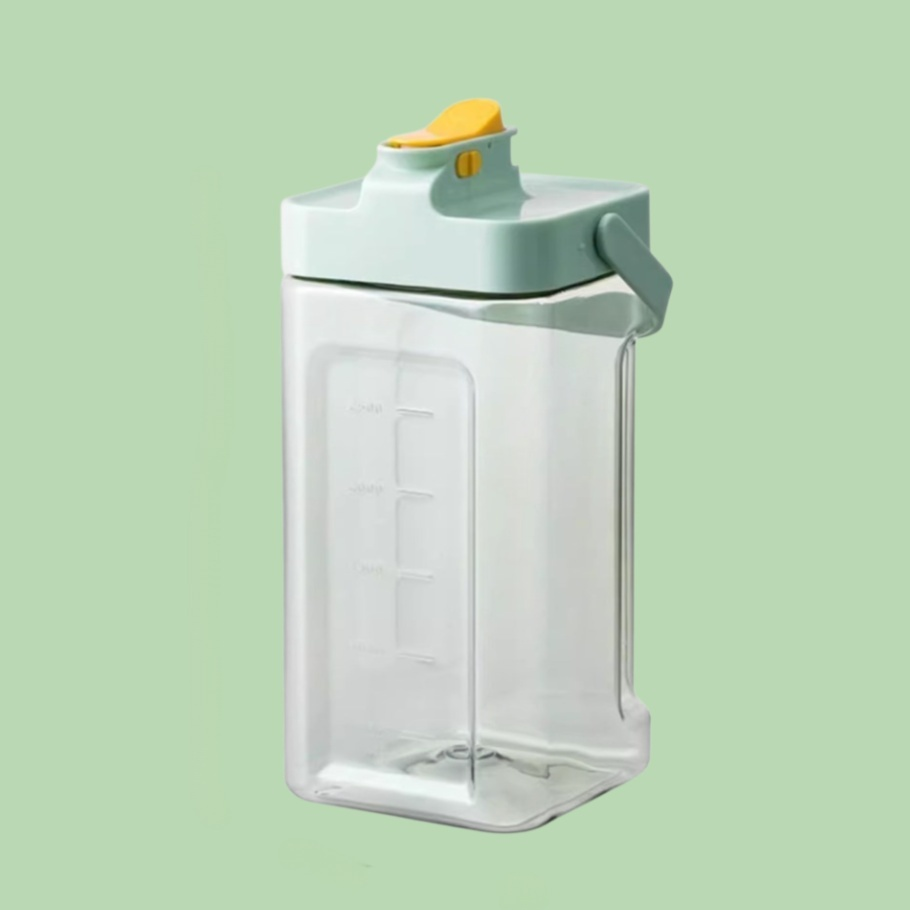 果実茶の冷たい飲み物の透明な四角いバケツ