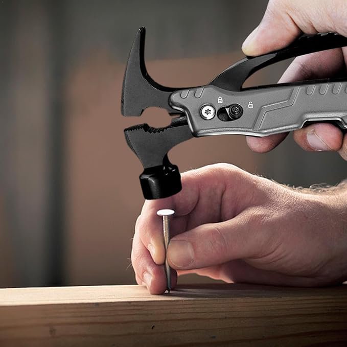 多機能ハンマーのアウトドア使用シーン