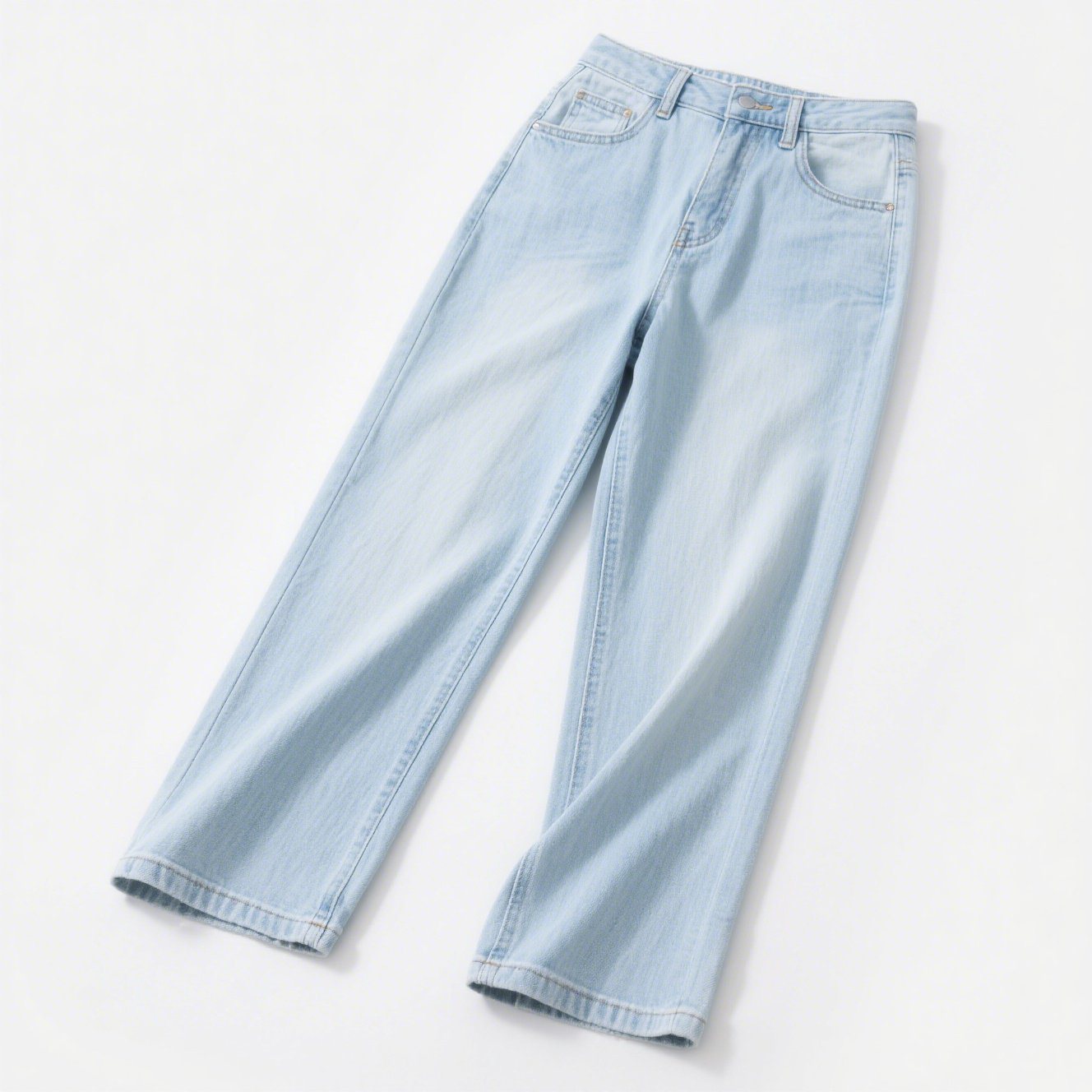 モデル着用のライトブルー ワイドジーンズコーディネート