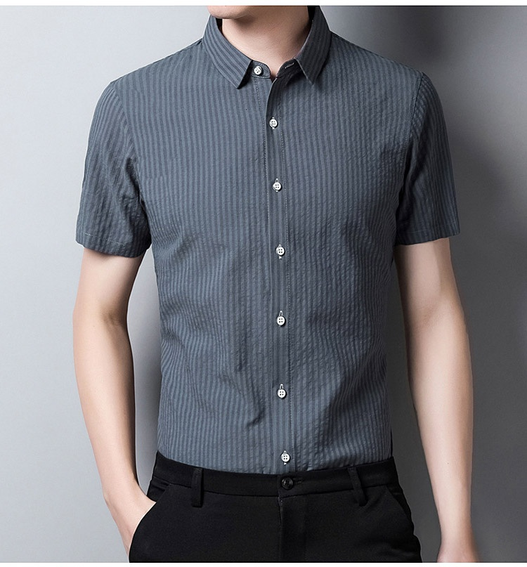 細身シルエットのストライプ半袖シャツ