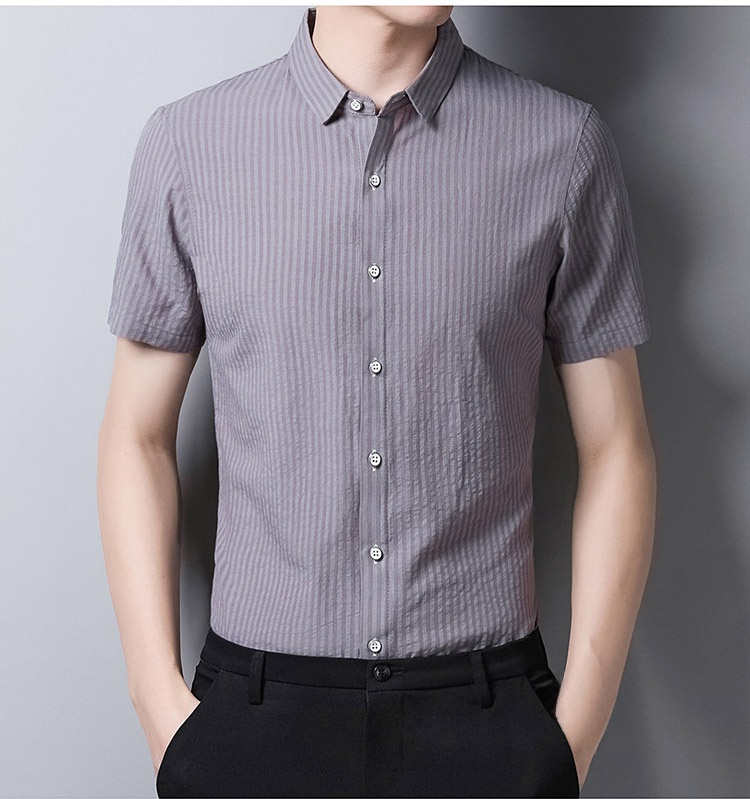 シンプルで着回しやすい半袖シャツ