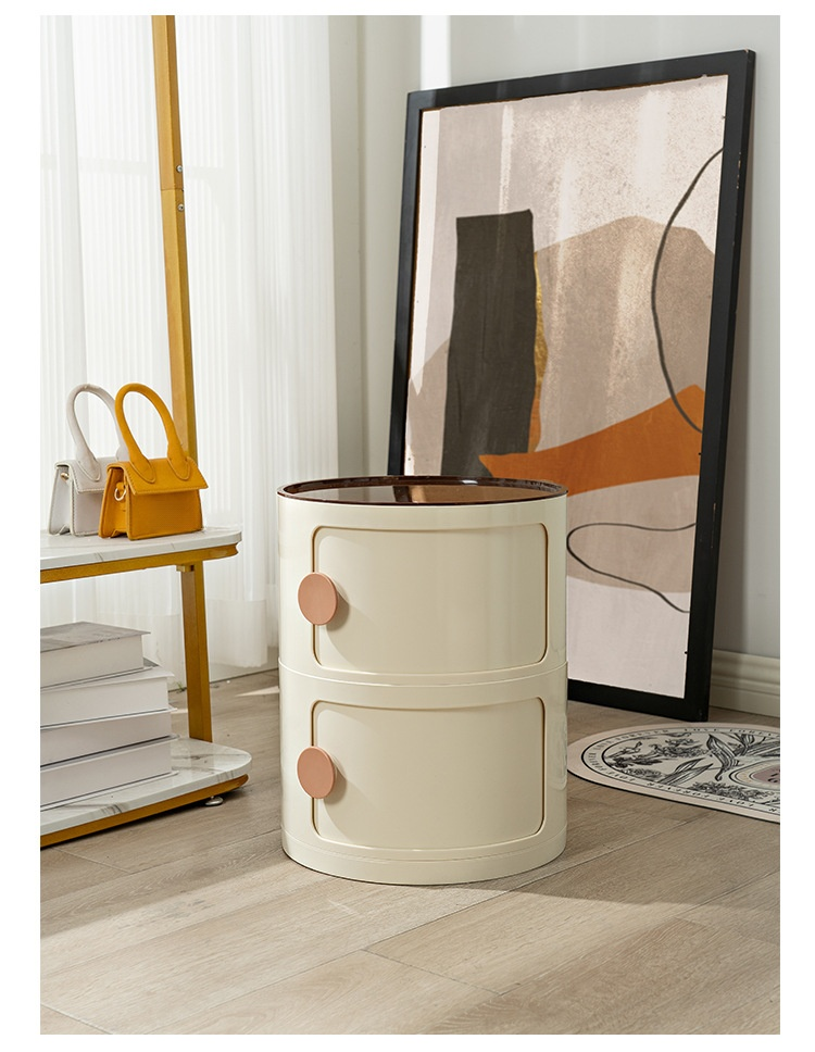 침대 옆에 배치된 원형 수납장 사용 예시