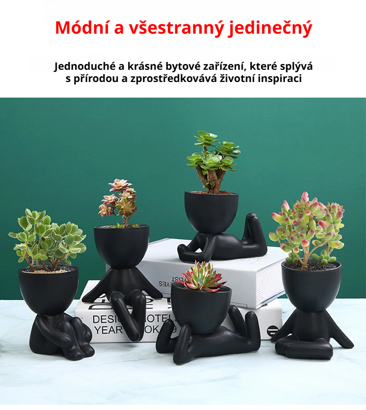 Originální keramický květináč ve tvaru postavy na parapetu