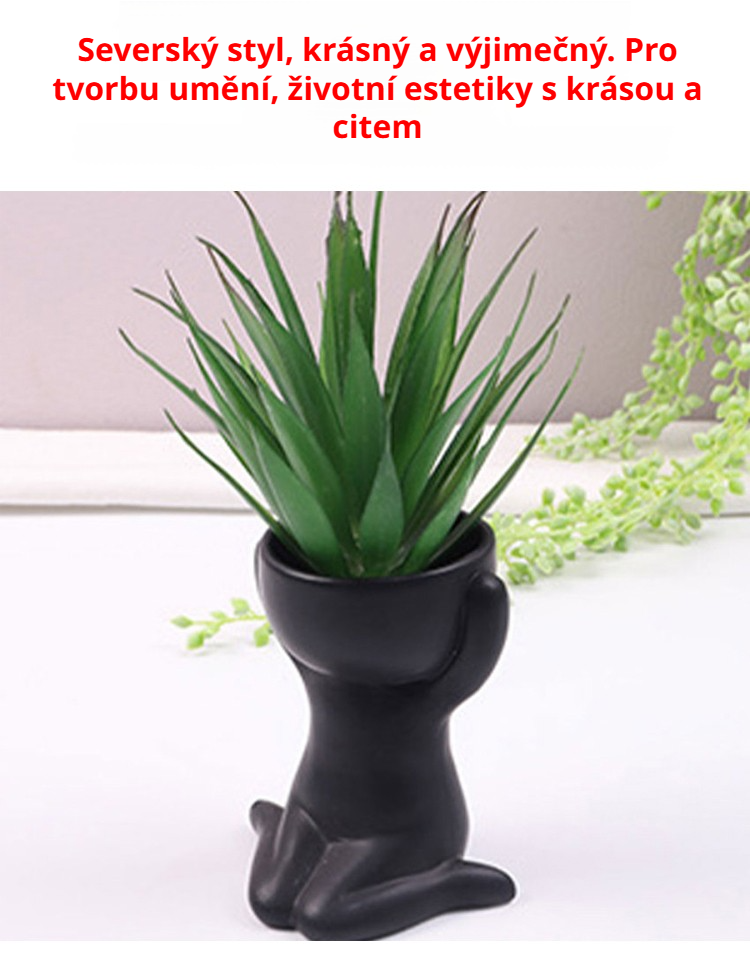 Detail keramického květináče ve tvaru postavy s květinou