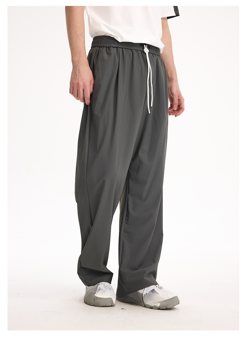 ストレートシルエットが美しいチェック柄パンツ