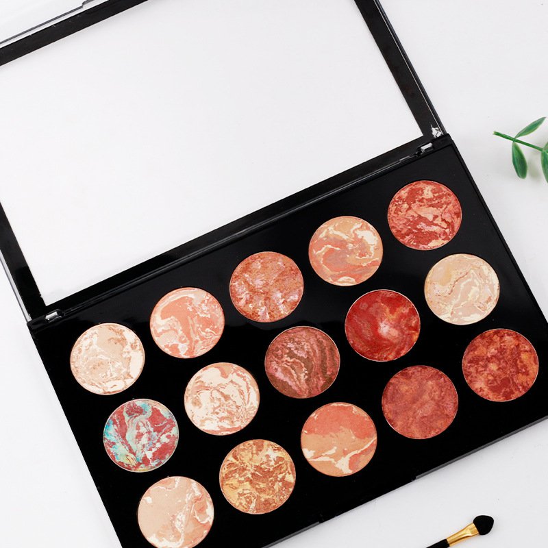 アースカラーのマットアイシャドウ