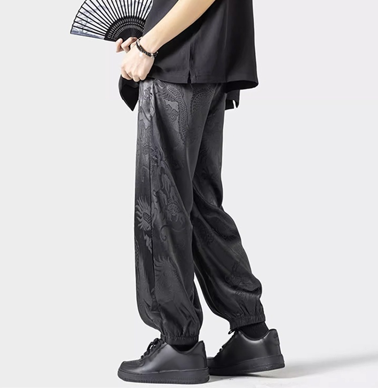 ストレッチ素材の冷感ジョガーパンツ動きやすさ紹介