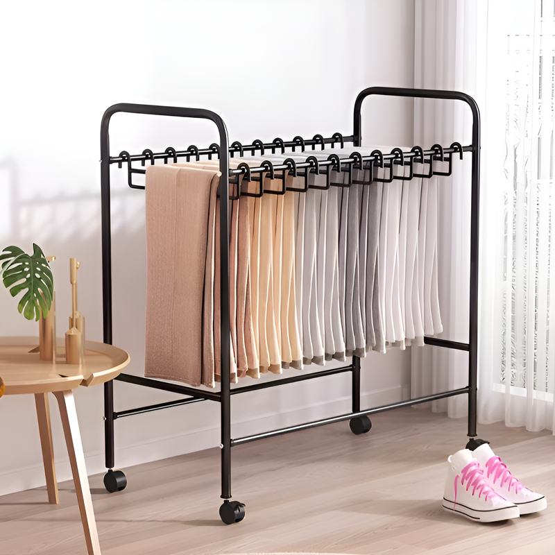 좁은 공간 활용에 적합한 바지 수납 선반