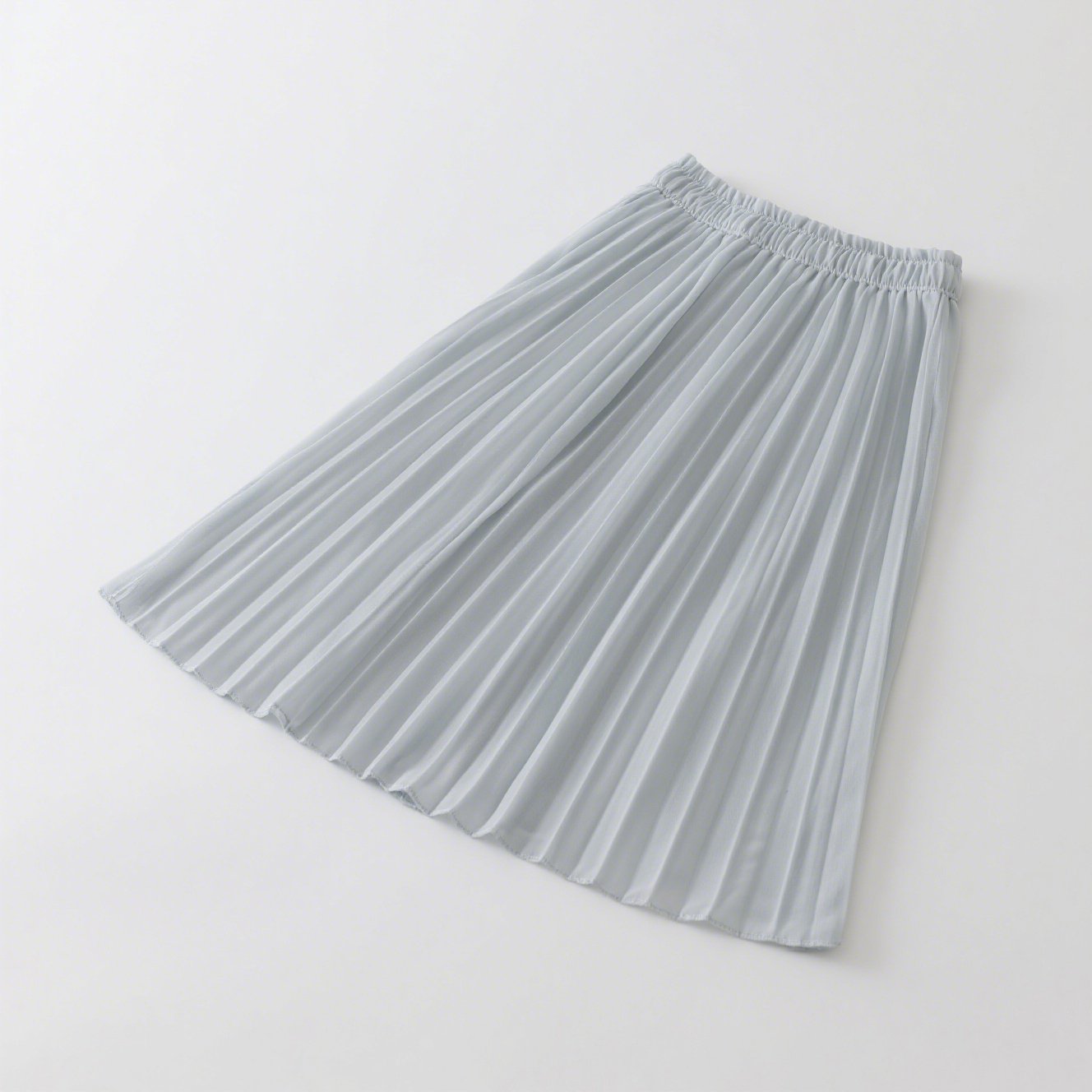 シンプルなライトグレーのプリーツスカート