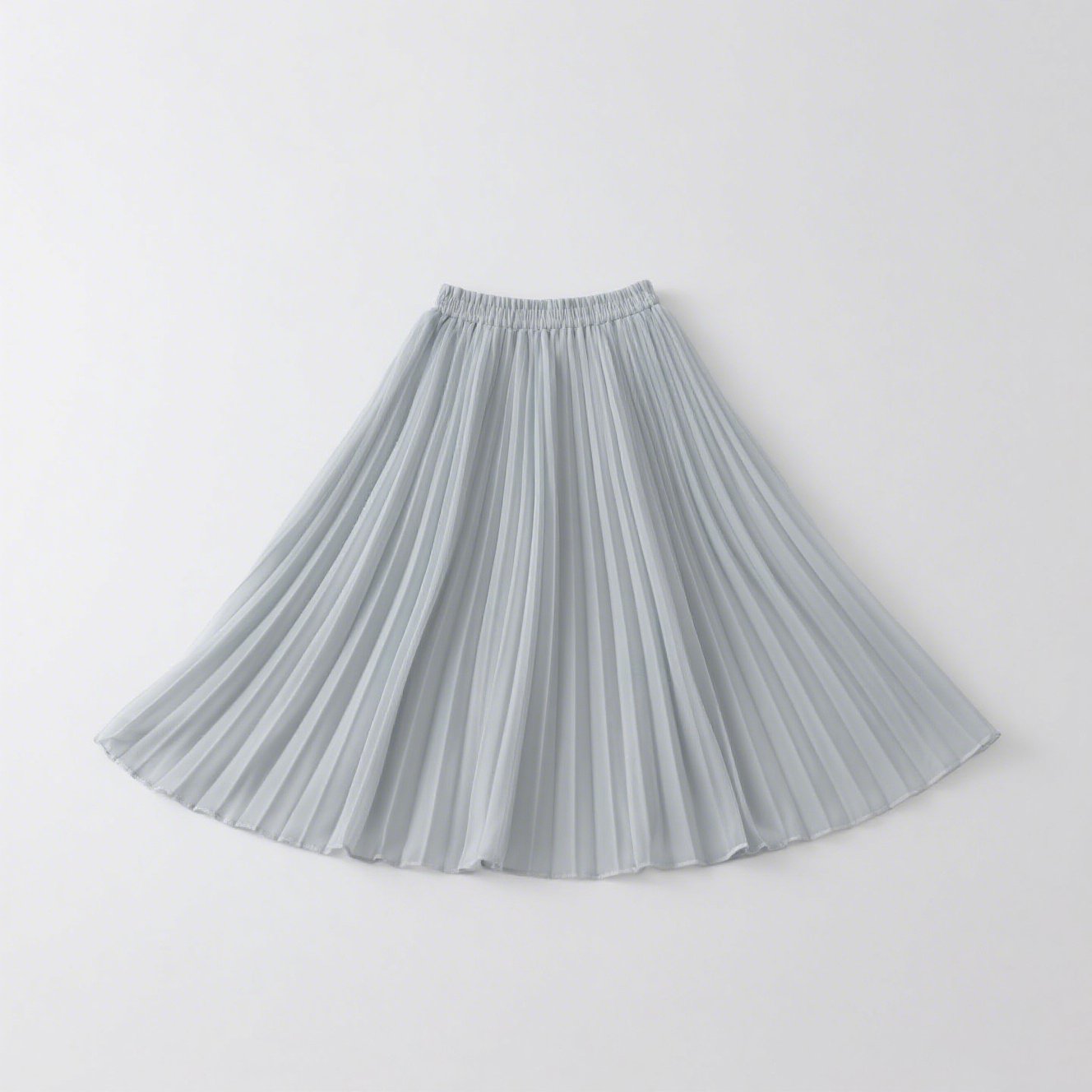 シンプルなライトグレーのプリーツスカート全体画像