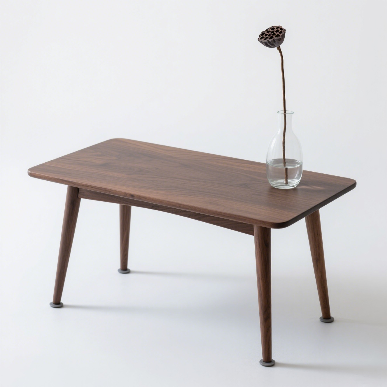 Mesa de té compacta junto a un sofá