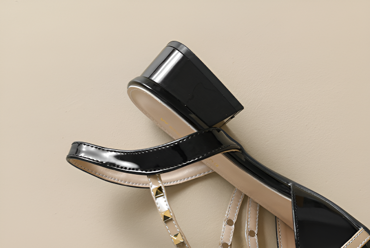 美脚効果のあるスリングパンプスの側面