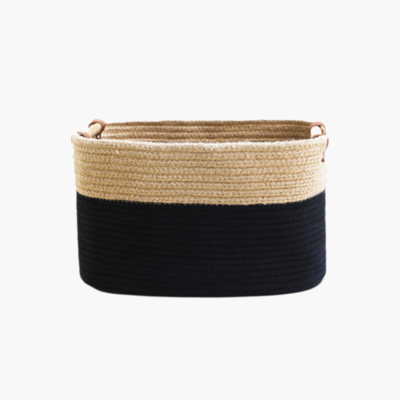 シンプルな編み込み収納バスケット