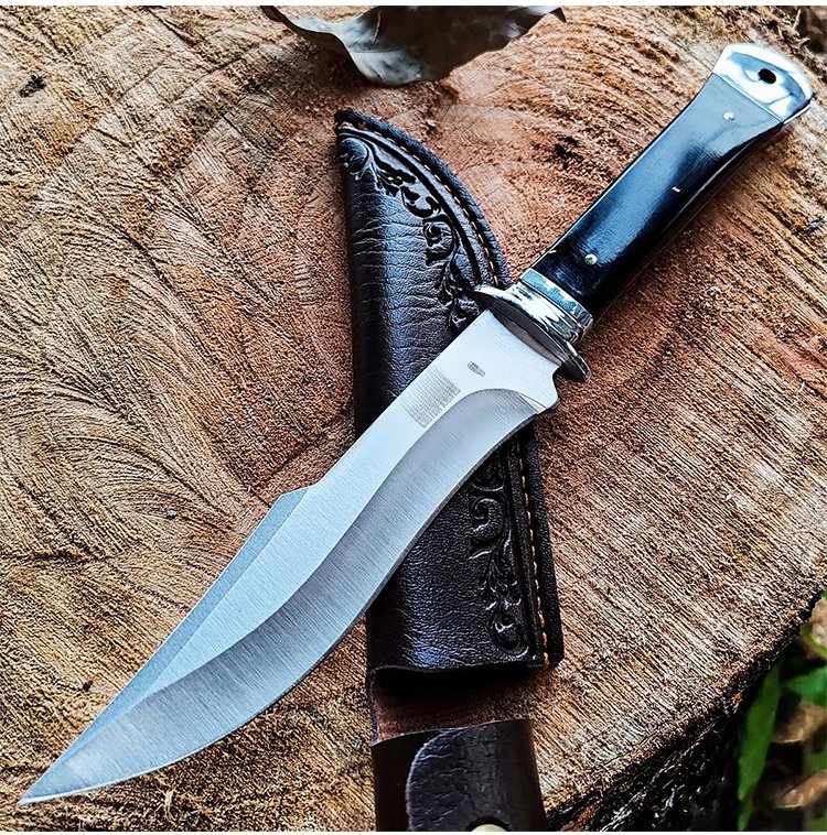 Detailansicht der scharfen Klinge vom Outdoor-Messer
