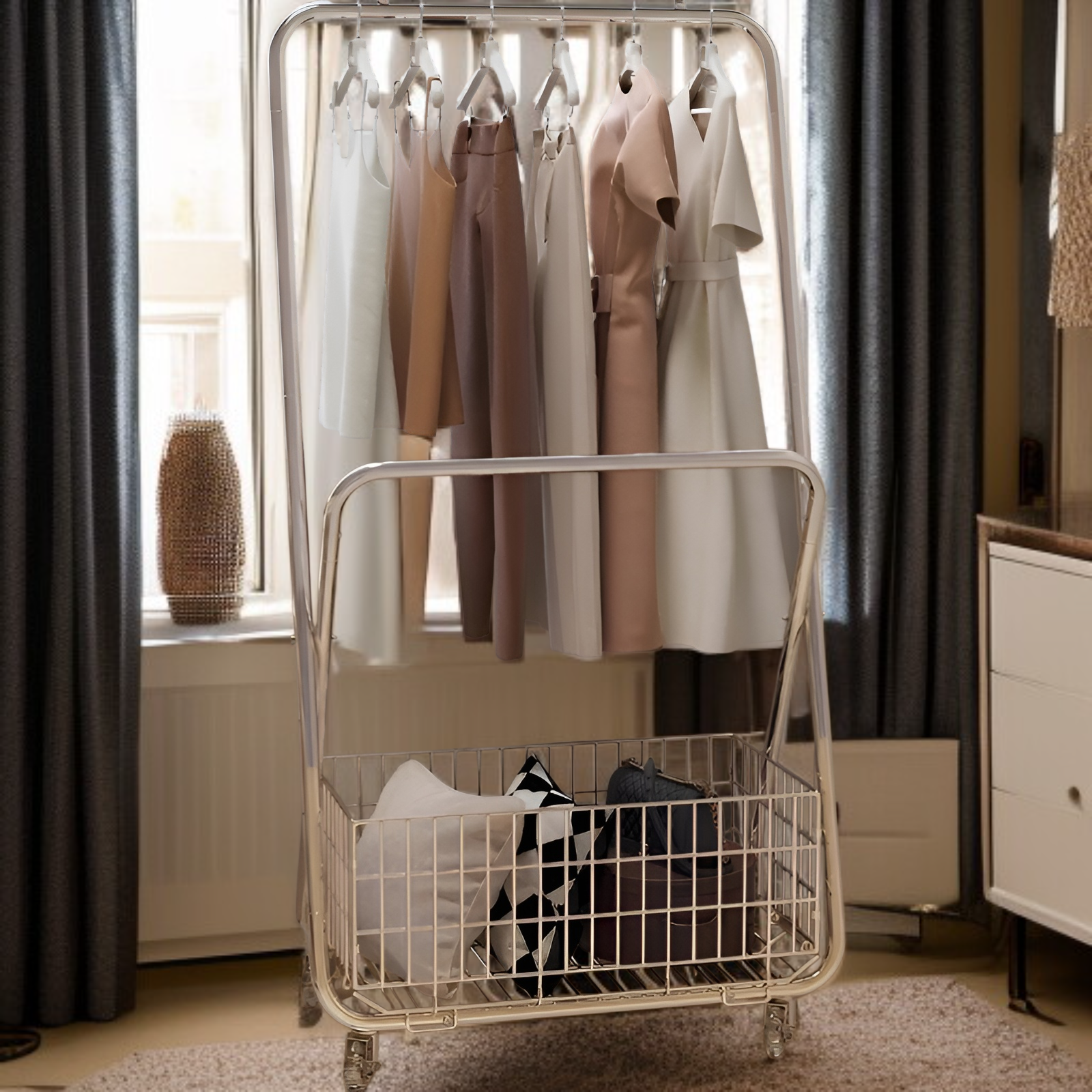 ベッドルームに設置された洋服ラック写真