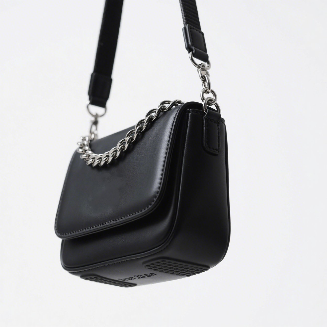 Černá kožená kabelka přes rameno – přední pohled