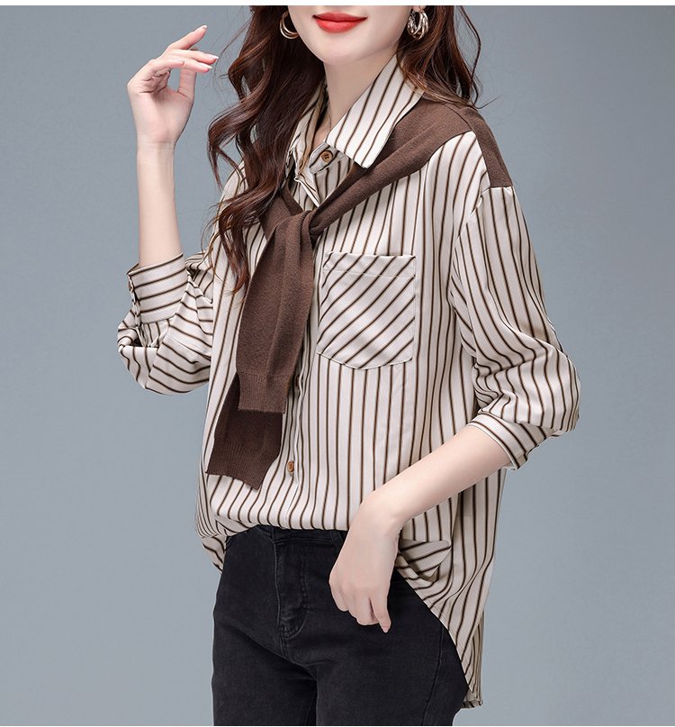 おしゃれなショールディテールのシャツ