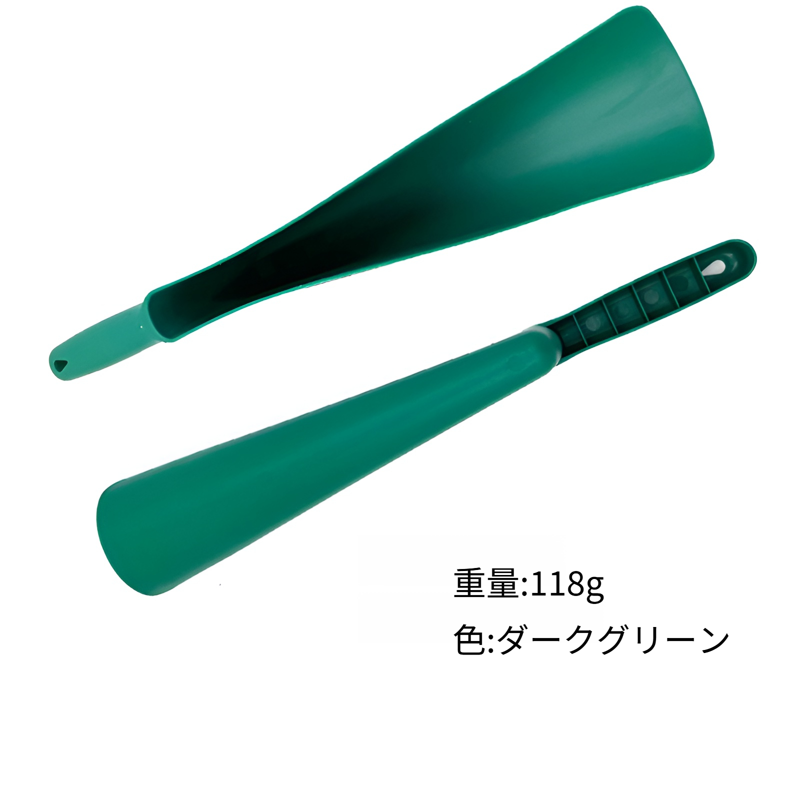 園芸用シャベルで庭のゴミを片付ける作業