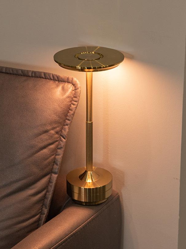 침대 헤드램프에 설치된 바 스타일 스탠드